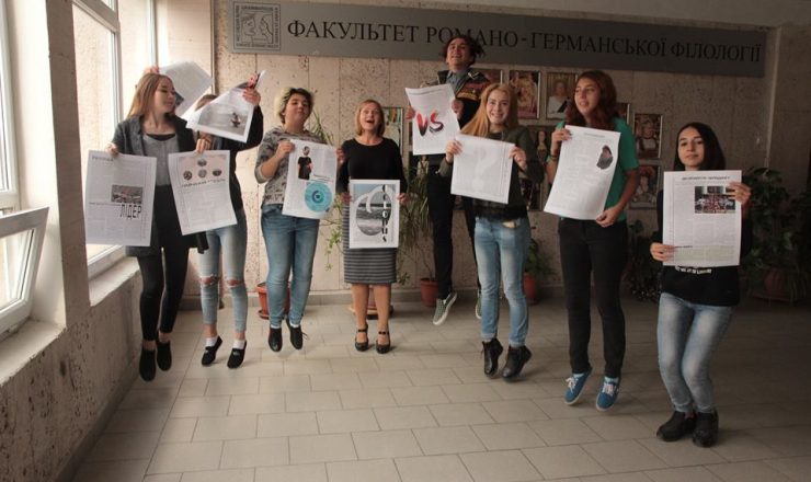 Студенти відзначають випуск своєї першої газети